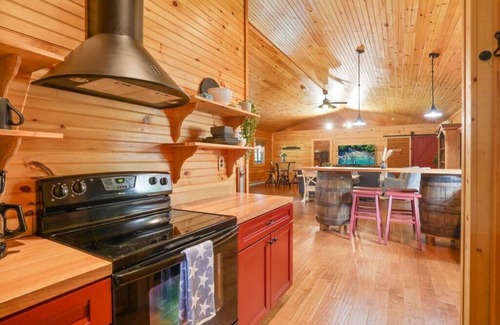 Fairfield Beach Cabin | Shoreline Shadows Log Cabin with NEW Hot Tub!