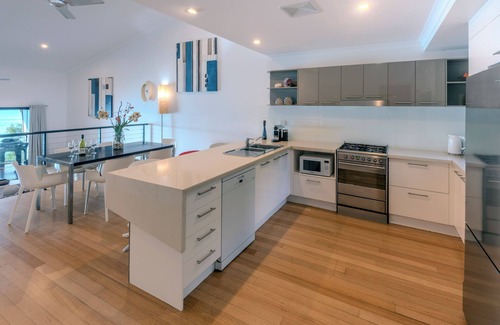Hamilton Island Apartment | Shorelines 14, Seaview Apartment on Hamilton Island