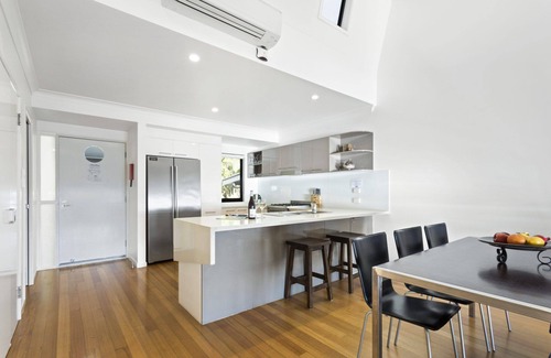 Hamilton Island Apartment | Shorelines 23 Hamilton Island - oceanviews, golf buggy and transfers