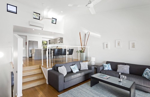 Hamilton Island Apartment | Shorelines 23 Hamilton Island - oceanviews, golf buggy and transfers