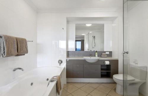 Hamilton Island Apartment | Shorelines 27 by Luxury Holidays Ocean View Buggy Transfers BBQ