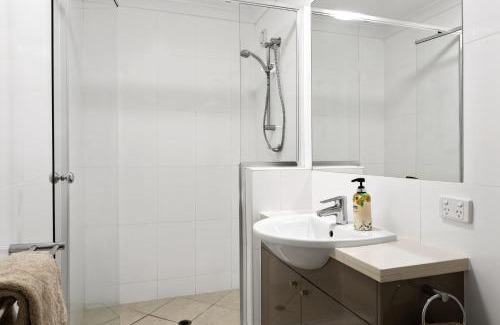 Hamilton Island Apartment | Shorelines 27 by Luxury Holidays Ocean View Buggy Transfers BBQ
