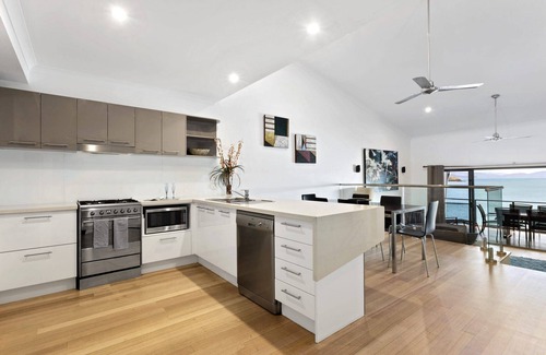 Hamilton Island Apartment | Shorelines 27 Hamilton Island - oceanviews, golf buggy and transfers