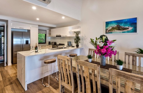 Hamilton Island Apartment | Shorelines 31 Hamilton Island - oceanviews, golf buggy and transfers