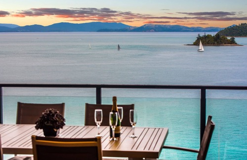 Hamilton Island Apartment | Shorelines 31 Hamilton Island - oceanviews, golf buggy and transfers