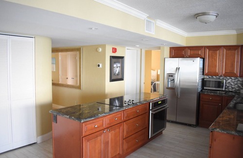 Daytona Beach Shores Condo | Shores Club 407-Owner Managed-Large Pool-Beach ramp open-Book Summer 2026 Now