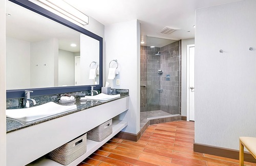 Carlsbad Village Hotel | Short Distance From The Well Known Sites! Outdoor Pool, Free Petit Breakfast!