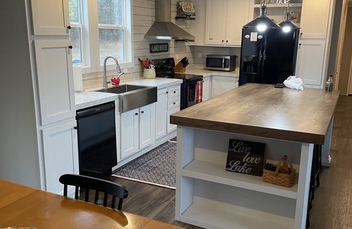 Henrico House | Short drive or walk to public fishing park
