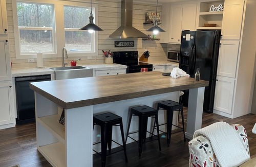 Henrico House | Short drive or walk to public fishing park