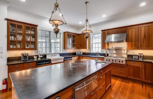 Cambridge House | Short drive to Downtown Cambridge | Pool | Private Dock | Game Room | Stunning V