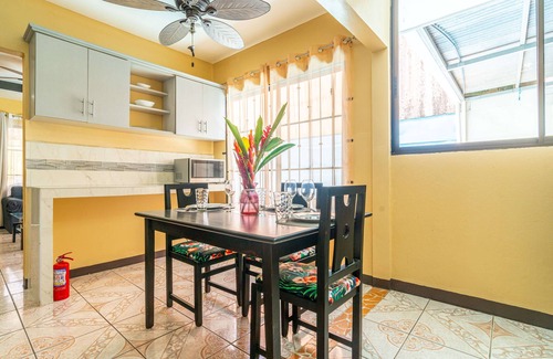 Parrita House | Short drives to two amazing beaches-Palo Seco+Playa Bandera, walk to shopping