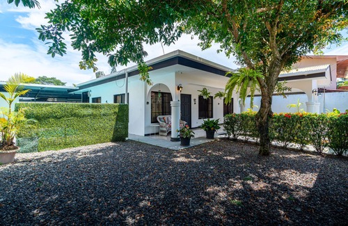 Parrita House | Short drives to two amazing beaches-Palo Seco+Playa Bandera, walk to shopping