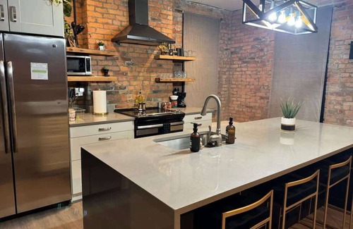 Italian Village House | Short North - Convention - King Bed - Parking Free