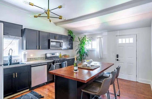 Italian Village House | Short North – King Bed – Parking Free – Convention