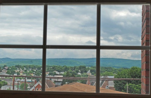 Alverton Condo | Short or Extended Stay: BEAUTIFULLY RESTORED COLONIAL MANSION
