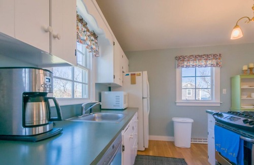 East Sandwich House | Short Stroll to the Private Association Beach