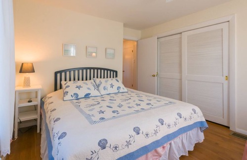 East Sandwich House | Short Stroll to the Private Association Beach