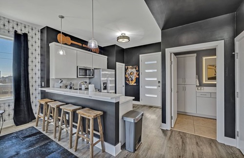 Hadley - Washington Condo | Short uber to Broadway at The Outlaw, Free Parking