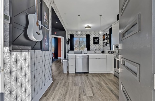 Hadley - Washington Condo | Short uber to Broadway at The Outlaw, Free Parking