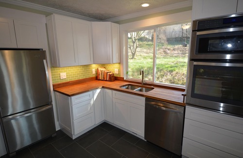 East End - Valley Street House | Short Walk Downtown - Stylish and Bright - Private Hot Tub