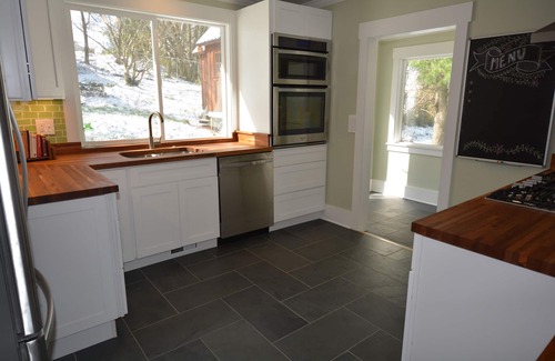 East End - Valley Street House | Short Walk Downtown - Stylish and Bright - Private Hot Tub