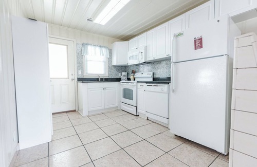 Ocean Drive House | Short walk to Beach, 2 Bedroom/1 Bath Quad 4 (up) w/pool access near Main St