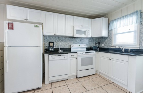 Ocean Drive House | Short walk to Beach, 2 Bedroom/1 Bath Quad 4 (up) w/pool access near Main St