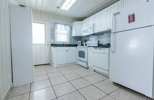 Ocean Drive House | Short walk to Beach, 2 Bedroom/1 Bath Quad 4 (up) w/pool access near Main St