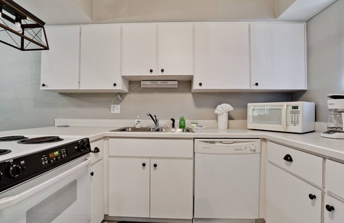 Bradenton Beach Condo | Short walk to beach access! Fall and Winter dates available!