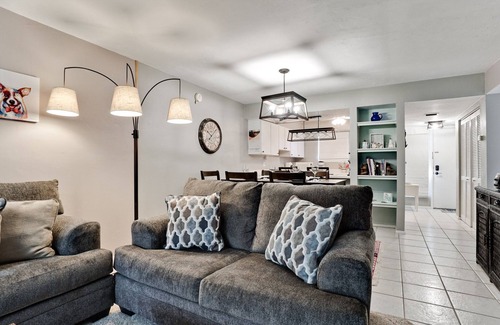 Bradenton Beach Condo | Short walk to beach access! Fall and Winter dates available!