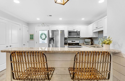 Miramar Beach House | 🌟Short Walk to Beach~Private Balcony~Steps 2 Pool~2BR A Taste of Paradise🌟