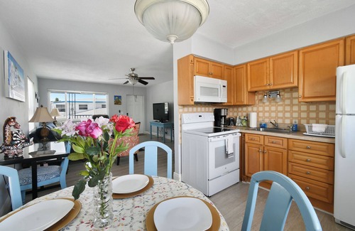 Singer Island Apartment | Short Walk to Dining - Close to Beach - Snorkeling - Surfing - Wi-Fi