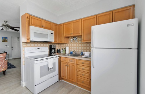 Singer Island Apartment | Short Walk to Dining - Close to Beach - Snorkeling - Surfing - Wi-Fi