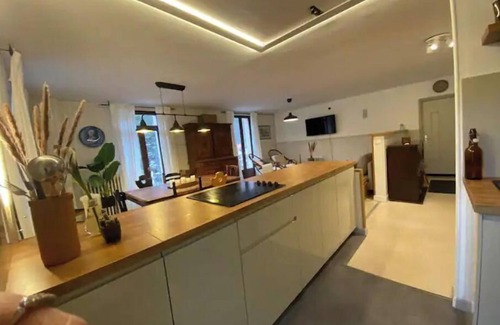La Perriere Apartment | Short Walk to Gondola and Thermals!
