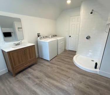 Downtown Niagara Falls House | Short Walk to Niagara Falls 6 Bedrooms