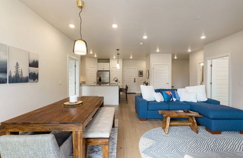 Lakeside Village Condo | Short Walk to Slopes/Shared Hot Tub/Sweeping Mountain Views
