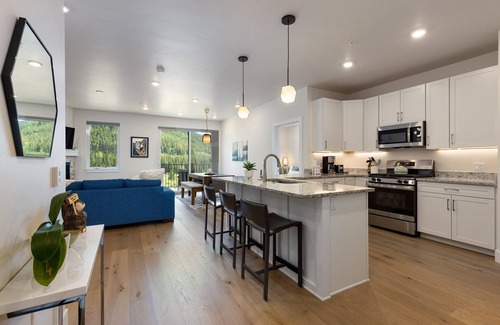 Lakeside Village Condo | Short Walk to Slopes/Shared Hot Tub/Sweeping Mountain Views