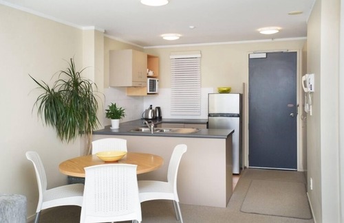 Mount Maunganui Apartment | Short walk to Surf, Harbour, Mt. Base Track & Cafes