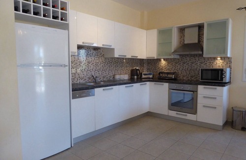 Pesada Villa | Short walk to the beach ,Four bedrooms four bathrooms sleeps 8