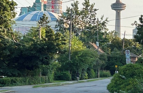 Niagara Falls Apartment | Short walk to the falls 2room luxury free parking