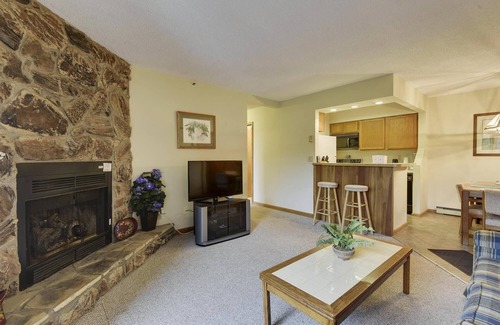 Timberline Condo | Short walk to Timberline Mountain's lifts from Bear Cub Retreat!