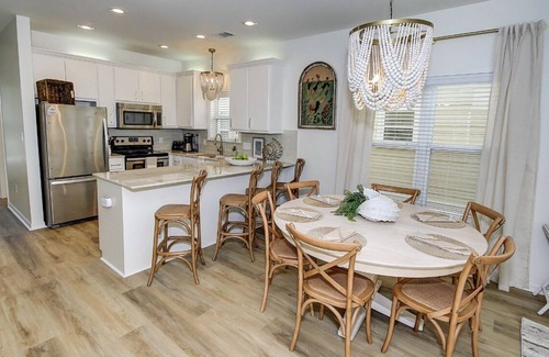 Santa Rosa Beach House | Short walk to 30A beaches! Beautifully renovated with two en suit. EV charger