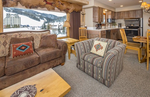 Big Sky Condo | Shoshone Ski-In/Out w/amazing views, community hot tub/pool/fitness center & fireplace!