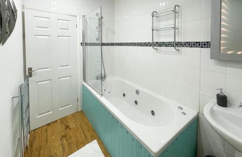 Swindon Apartment | SHRIVENHAM - Spacious Home, High Speed Wi-Fi, Free Parking, Garden