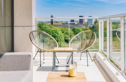 Hasselt Apartment | SHS HOMES-LUXE HIGHRISE, 2 BEDROOMS, KITCHEN, FREE PARKING, STUNNING VIEW, LARGE TARRASSE, Workspace