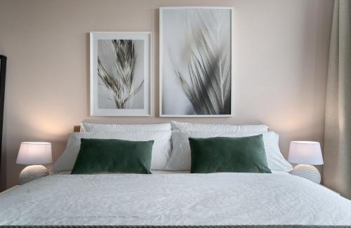 Hasselt Apartment | SHS HOMES-LUXE HIGHRISE, 2 BEDROOMS, KITCHEN, FREE PARKING, STUNNING VIEW, LARGE TARRASSE, Workspace