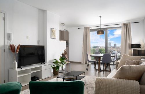 Hasselt Apartment | SHS HOMES-LUXE HIGHRISE, 2 BEDROOMS, KITCHEN, FREE PARKING, STUNNING VIEW, LARGE TARRASSE, Workspace