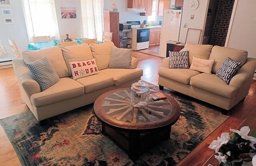 Chincoteague House | Shucker's Tump - pet friendly, Lg screened porch. LINENS AND TOWELS PROVIDED