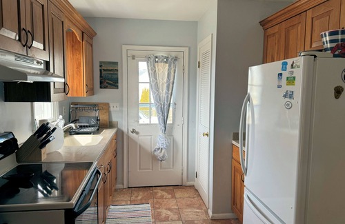 Chincoteague House | Shucker's Tump - pet friendly, Lg screened porch. LINENS AND TOWELS PROVIDED