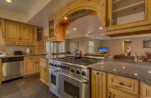 Black Bart House | Shuffleboard Table, Spa, Pool Table, Foosball, 5 mins to Heavenly, Lake, Casinos: Black Bart Estate